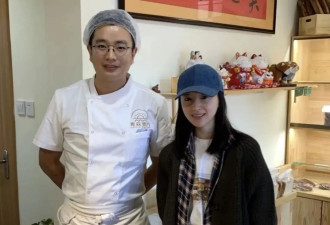 44岁董洁大连聚餐被偶遇，依偎在男友人肩膀满脸娇俏，素颜出镜嫩的像20多岁！