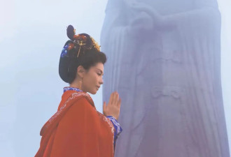 刘涛祭拜妈祖，着红衣、挽发髻、戴凤冠，终于理解福建人的信仰了