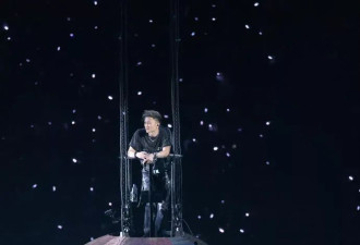 王菲现身谢霆锋演唱会 网友：过于低调出卖了你