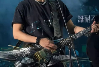 谢霆锋对着王菲唱定情曲，女方激动捧场