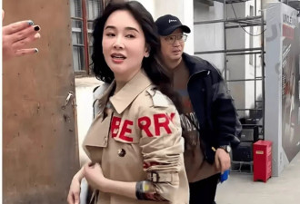 47岁左小青换发型后大变样！穿2万风衣烫大波浪