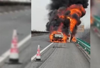 比亚迪追撞“竟恐怖燃烧” 车主急逃命：爆炸了