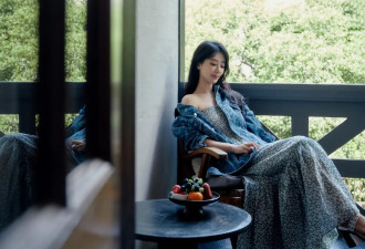 杨紫近照曝光又瘦了，穿抹胸碎花裙清新靓丽，天鹅颈锁骨好抢镜