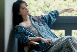 杨紫近照曝光又瘦了，穿抹胸碎花裙清新靓丽，天鹅颈锁骨好抢镜
