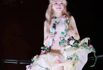 张韶涵肉丝舞台造型太迷人，40岁姐姐教你丝袜穿出高级感！