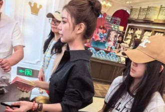 小玥儿与继母同款发型出街，母女二人形同姐妹