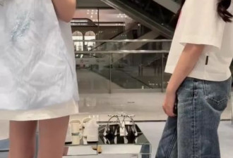 小玥儿与继母同款发型出街，母女二人形同姐妹