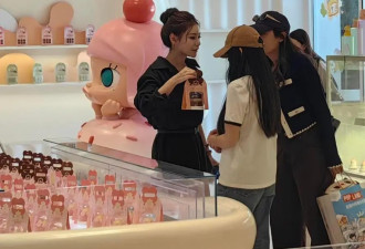 马筱梅带大S女儿逛玩具店，小玥儿侧颜惊艳背不驼了，一下自信！