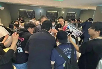 58岁大美女王祖贤穿着素雅人气爆棚！全程戴口罩引热议