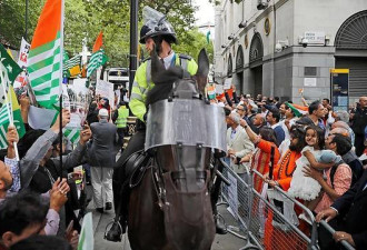 印巴移民在伦敦街头干上了!警察两头不敢惹