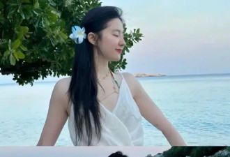 刘亦菲泰国度假鲨疯了！3套全种草，白裙子+罗马凉鞋太仙太美了吧