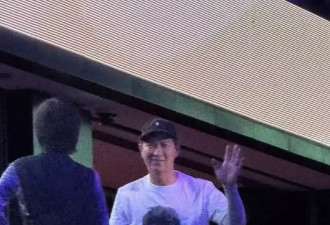 谢霆锋与两儿子聚餐，兄弟俩认真听爸爸讲话