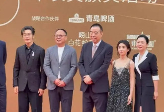 陈红倪萍青岛同框撞发型 岁月痕迹难掩两代女神优雅气质