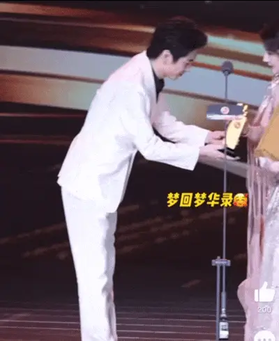 陈晓为刘亦菲颁奖！37岁她美得让人窒息，感言紧张到手抖
