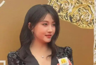 关晓彤华表奖造型被嘲撞脸闫妮！暴露身材短板...