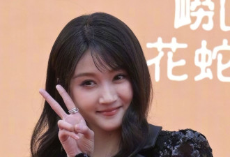 传情变后首现身… 关晓彤华表奖红毯造型翻车