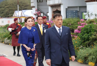 不丹国王王后来欢送！泰王夫妇亲自驾驶飞机回国，苏提达又惊艳了