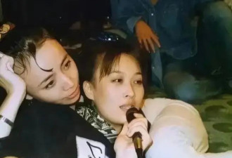 65岁宋丹丹在北京，和那英一起逛商场，面容苍白