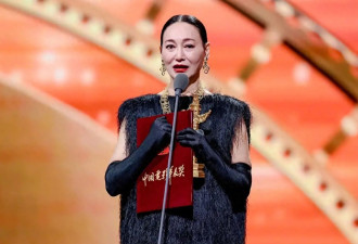 惠英红口误、章子怡后台话家常，华表奖的细节...