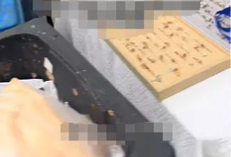 女子交300元后摆摊，遭管理人员刁难，还被四个垃圾桶围挡？