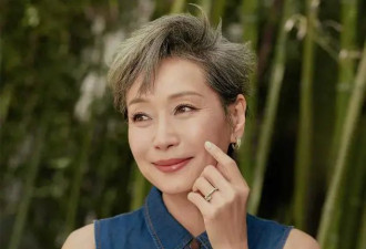 原来叶童才是最会穿的，牛仔裙配银发，实力诠释法式风情