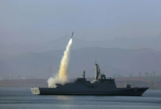 朝鲜新型驱逐舰“崔贤”号进行多项武器试验
