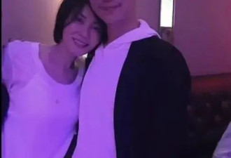 55岁王菲和男友人豪宅聚餐，穿白色薄衫小鸟依人惹人羡，素颜出镜状态超好！