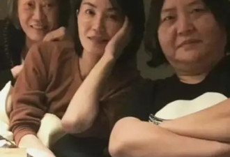 55岁王菲和男友人豪宅聚餐，穿白色薄衫小鸟依人惹人羡，素颜出镜状态超好！