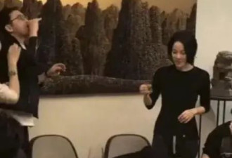 55岁王菲和男友人豪宅聚餐，穿白色薄衫小鸟依人惹人羡，素颜出镜状态超好！