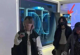 赵薇低调出席《独一无二》首映！跟陈坤黄渤坐一起不敢吭声