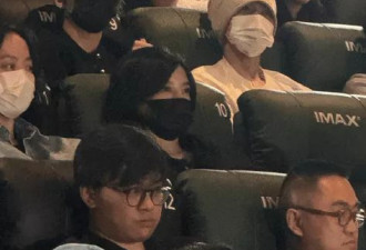 赵薇低调出席《独一无二》首映！跟陈坤黄渤坐一起不敢吭声