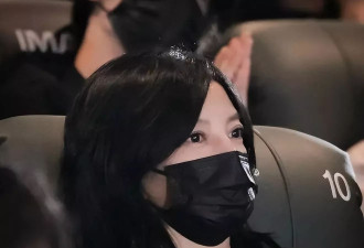赵薇低调出席《独一无二》首映！跟陈坤黄渤坐一起不敢吭声
