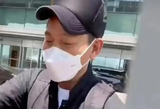 63岁刘德华现身北京，打扮朴素走路像小老头，隔着栏杆给粉丝签名