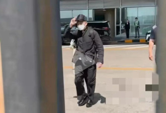 63岁刘德华现身北京，打扮朴素走路像小老头，隔着栏杆给粉丝签名