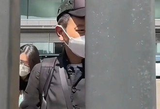 63岁刘德华现身北京，打扮朴素走路像小老头，隔着栏杆给粉丝签名