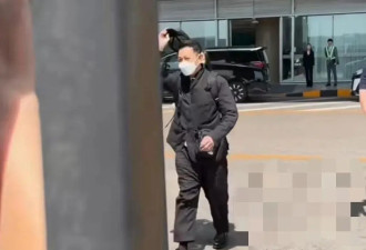 63岁刘德华现身北京，打扮朴素走路像小老头，隔着栏杆给粉丝签名