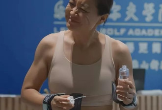 贾玲最近杀疯了！素颜状态，耀眼自信