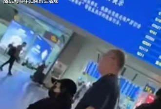 章子怡摔伤腿后接娃放学，汪峰带三个孩子看话剧