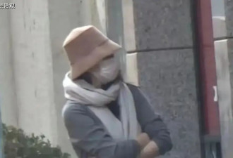 章子怡摔伤腿后接娃放学，汪峰带三个孩子看话剧