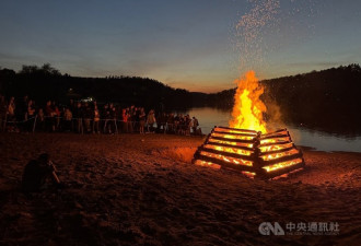 捷克“烧女巫节”百年传统热闹不减