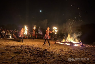捷克“烧女巫节”百年传统热闹不减