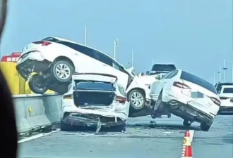 高速变道引发连环车祸,白车"骑"隔离栏压住另一车