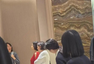 72岁林青霞香港逛街，红裙吸睛全店围观，身姿挺拔尽显阔太范