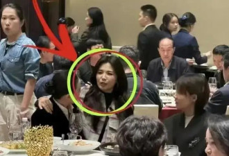 47岁刘涛微醺聚会，夹克造型坐宋佳旁，画面美到让人移不开眼！
