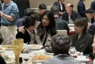 47岁刘涛微醺聚会，夹克造型坐宋佳旁，画面美到让人移不开眼！