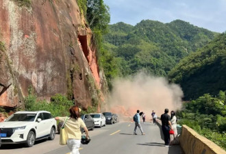 贵州赤水丹霞大瀑布附近山体塌方，有车辆被埋...