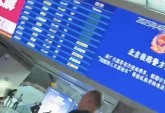 章子怡坐轮椅现身高铁站