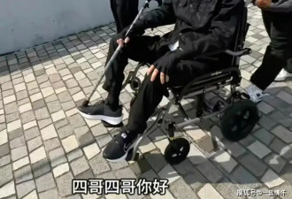89岁谢贤老到认不出！街头晒太阳全程坐轮椅，两位保姆紧随左右