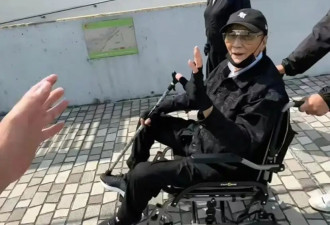 89岁谢贤老到认不出！街头晒太阳全程坐轮椅，两位保姆紧随左右
