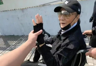 89岁谢贤老到认不出！街头晒太阳全程坐轮椅，两位保姆紧随左右